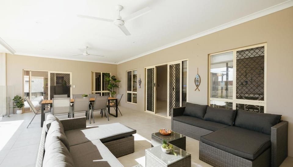 Seednest 7 bedroom beach house Pool &Game Room House in Cairns