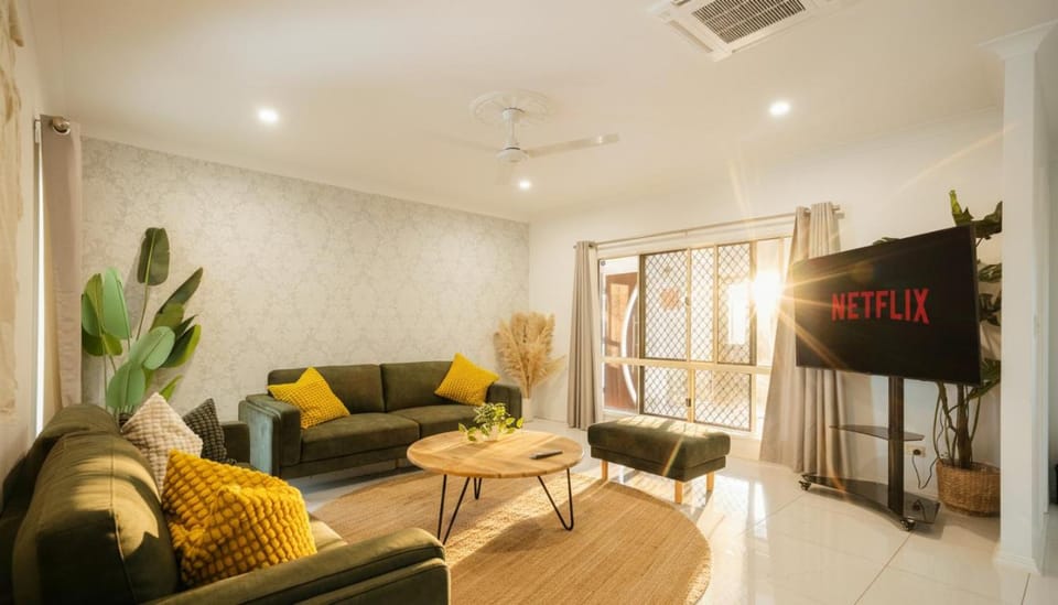 Seednest 7 bedroom beach house Pool &Game Room House in Cairns