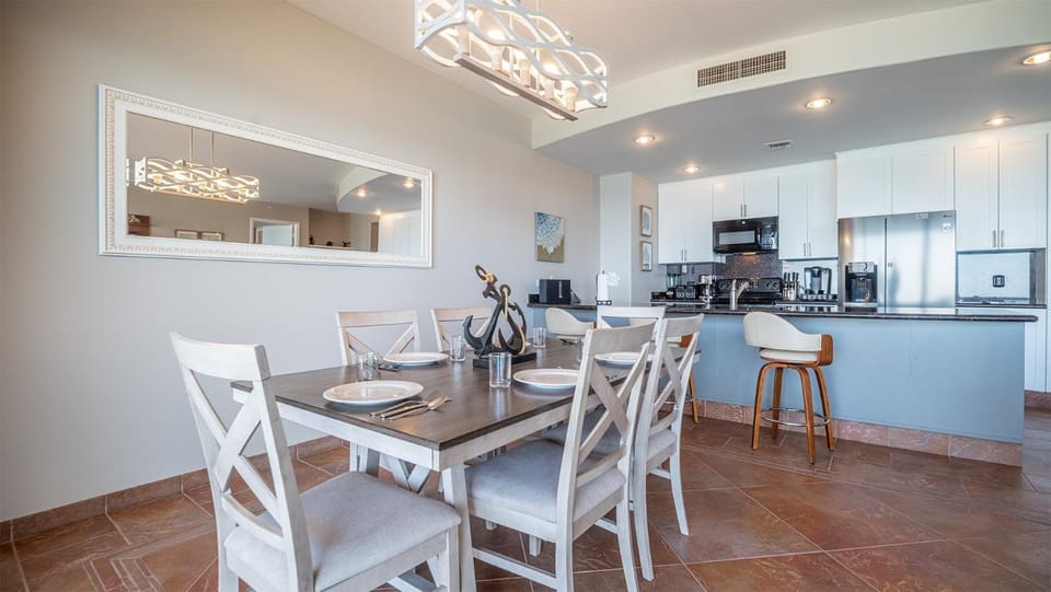 Coffee/tea facilities, Kitchen or kitchenette, Seating area, Dining area, oven