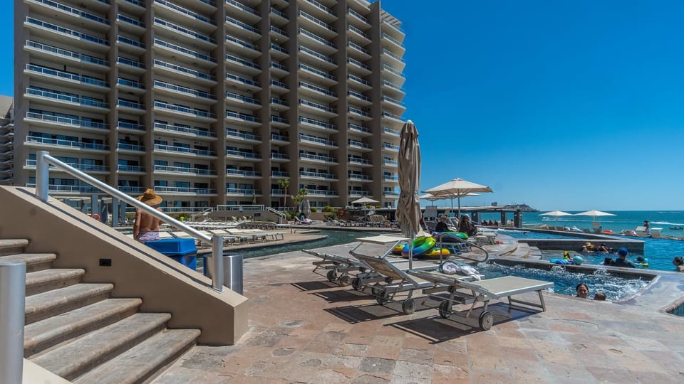 Property building, Day, View (from property/room), Beach, Evening entertainment, Sea view, Swimming pool, sunbed