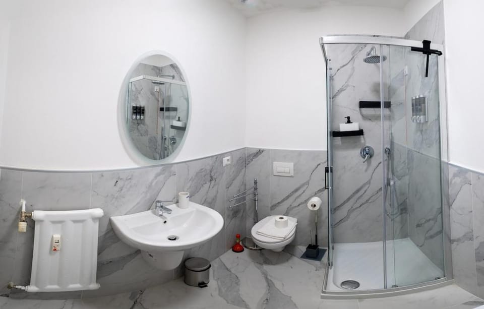 Shower, Toilet, Bathroom, towels