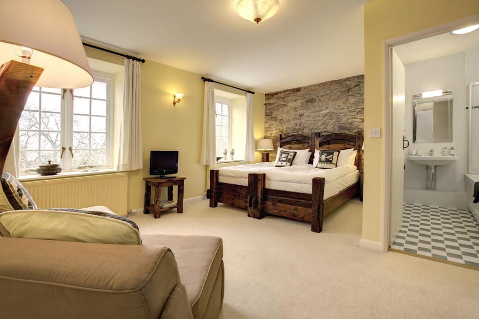 Bathroom, Seating area, Bedroom