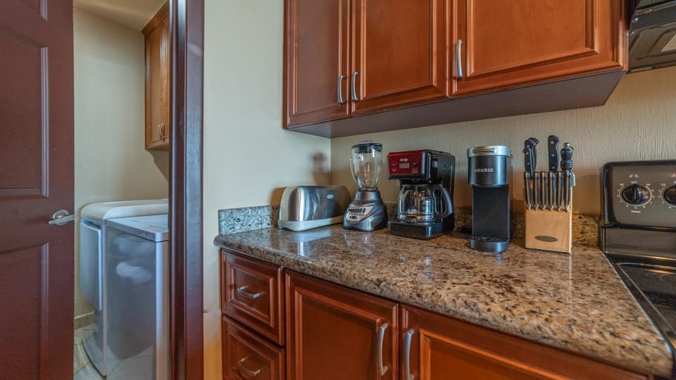 Coffee/tea facilities, Kitchen or kitchenette, stove, toaster