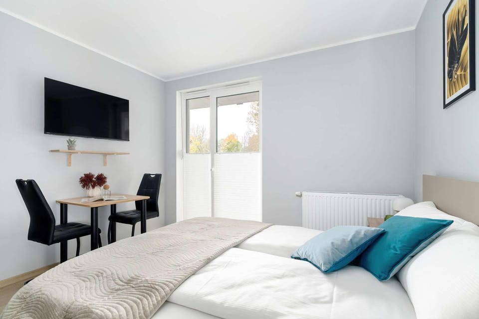 Bed, TV and multimedia, Living room, Photo of the whole room, Seating area, Bedroom