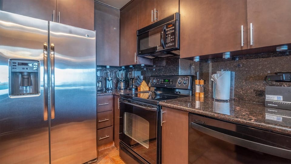 Coffee/tea facilities, Kitchen or kitchenette, oven, stove, toaster