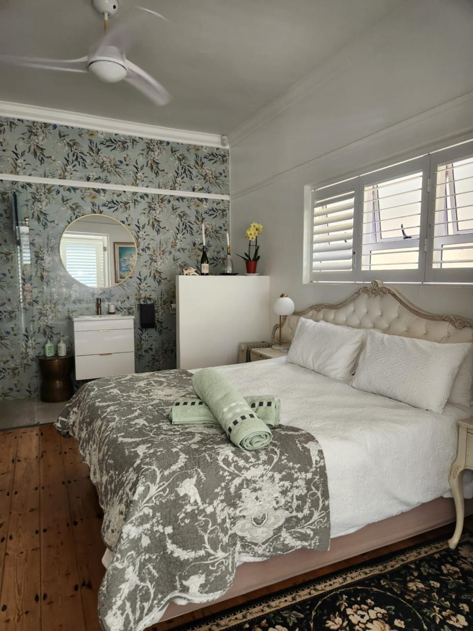 Photo of the whole room, Bedroom