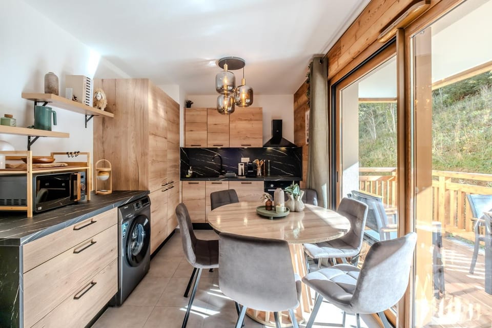 Kitchen or kitchenette, Dining area, stove