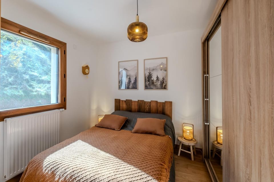 Photo of the whole room, Bedroom