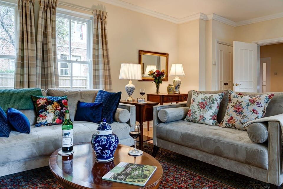 View (from property/room), Living room, Seating area