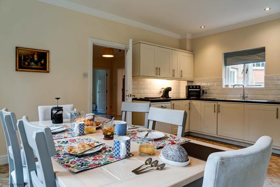 Coffee/tea facilities, Kitchen or kitchenette, Dining area