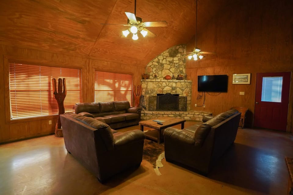 Cowboy Hilton House in Concan