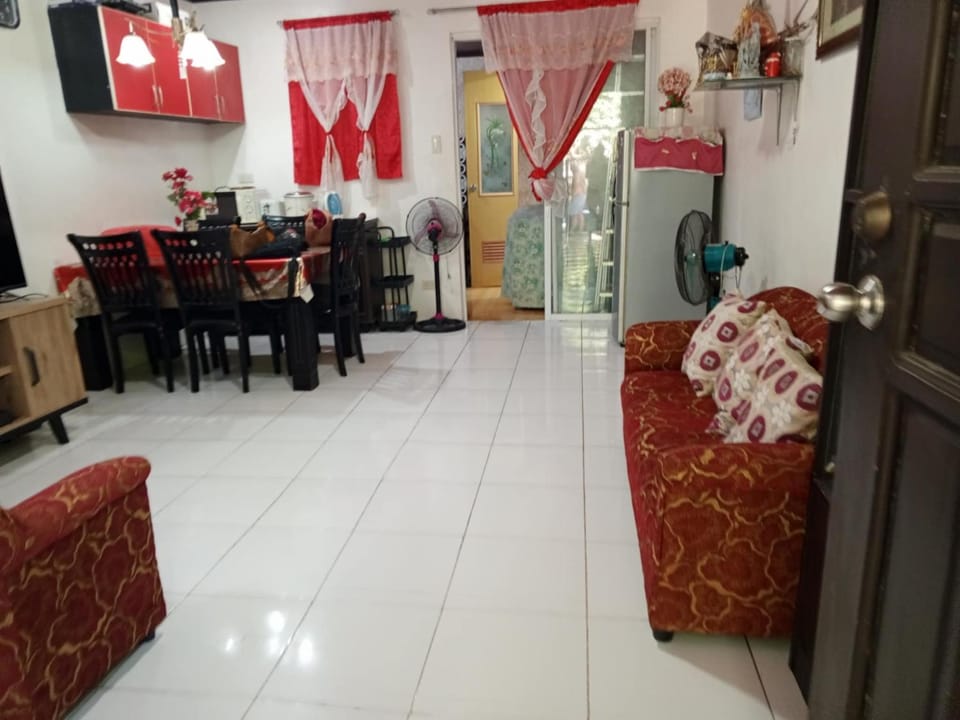 1 Bedroom Townhouse with Airconditon ,Water heater and free wifi,fully furnished House in Calabarzon