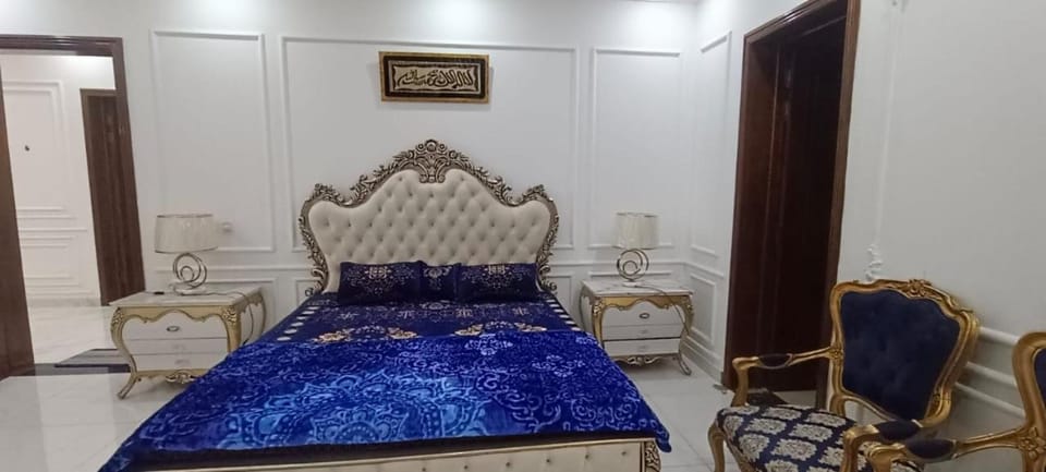 Bed, Seating area, Bedroom