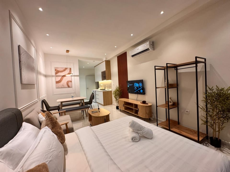 Bed, TV and multimedia, Living room, Photo of the whole room, Seating area, Bedroom, towels, air conditioner