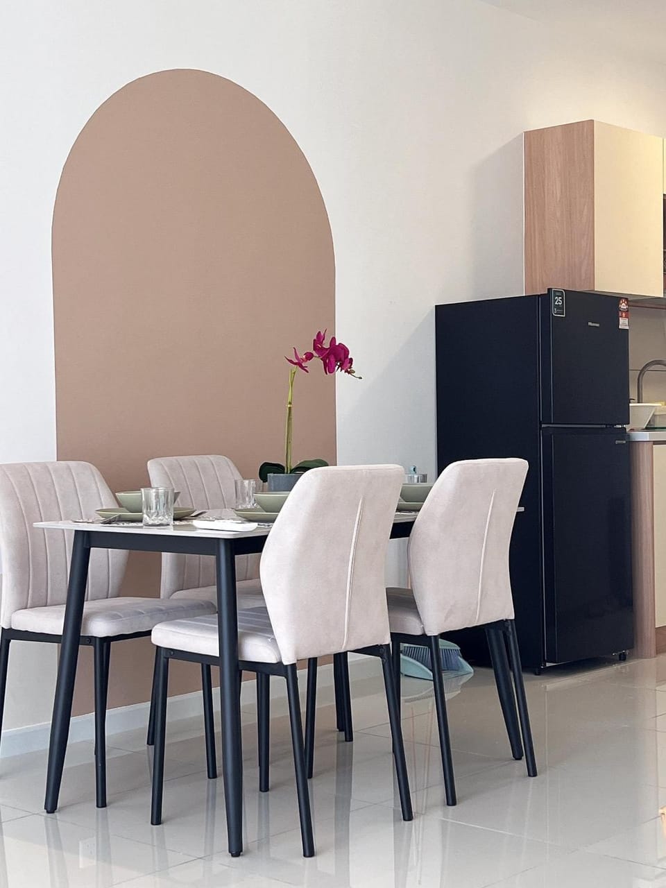 Kitchen or kitchenette, Living room, Seating area, Dining area, oven