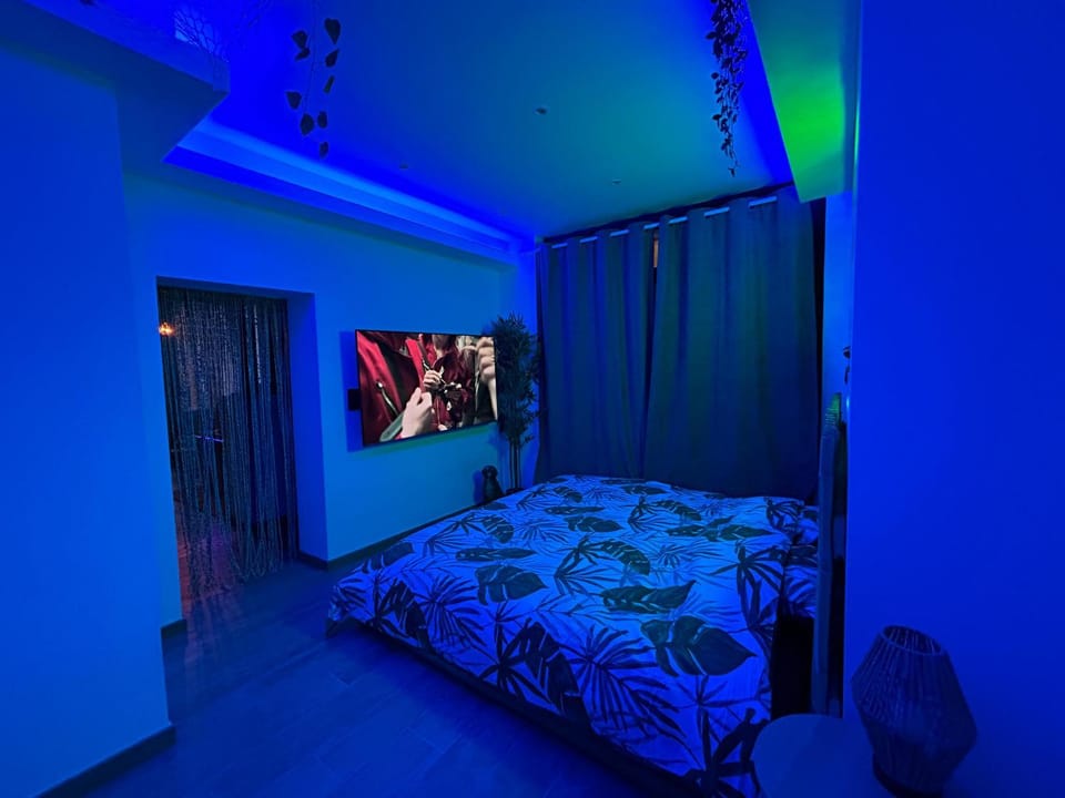 Love room - 5 min train station - Jacuzzi - Netflix - Clim Apartment in Avignon