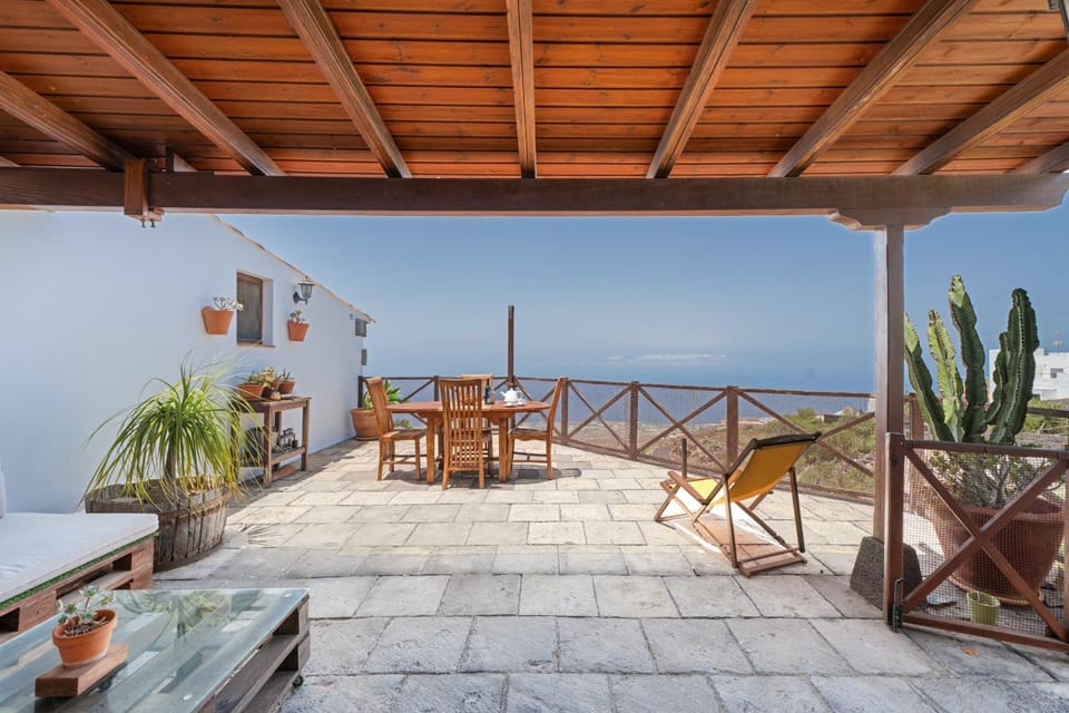Property building, Balcony/Terrace, Living room