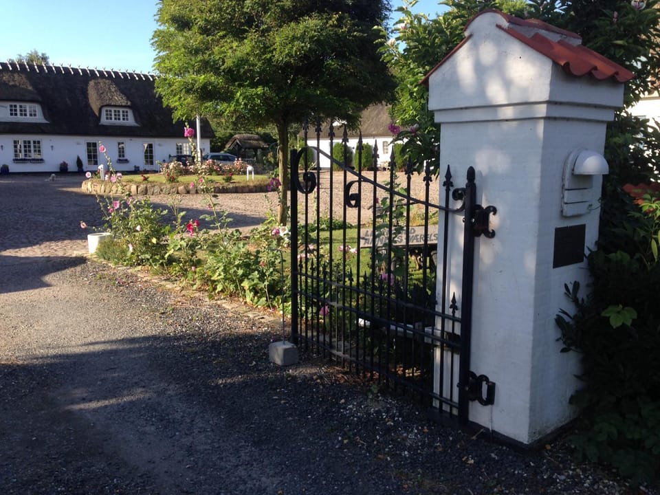 Facade/entrance, Summer, Area and facilities