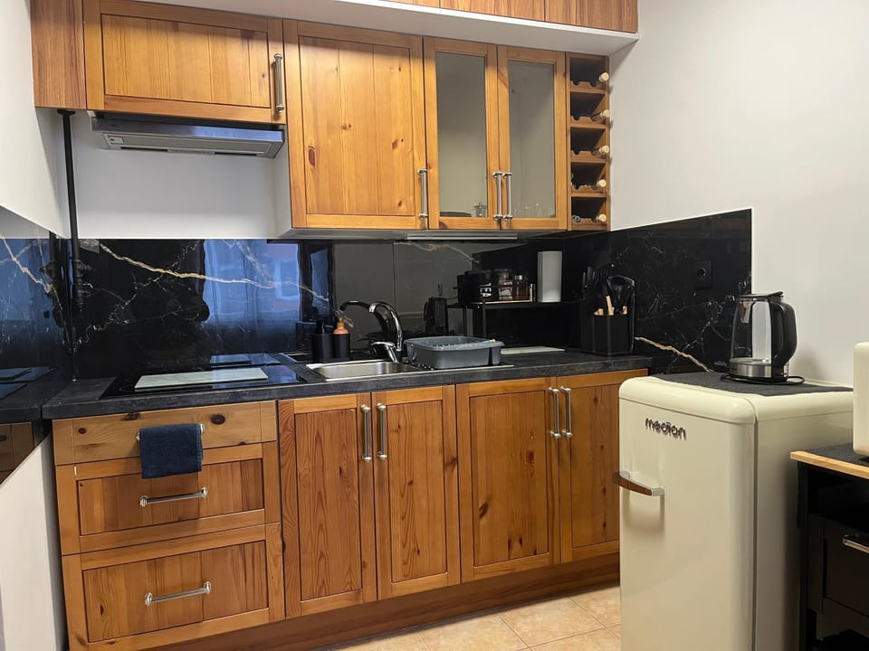 Kitchen or kitchenette, Communal kitchen, microwave, oven, stove, stove, kitchen