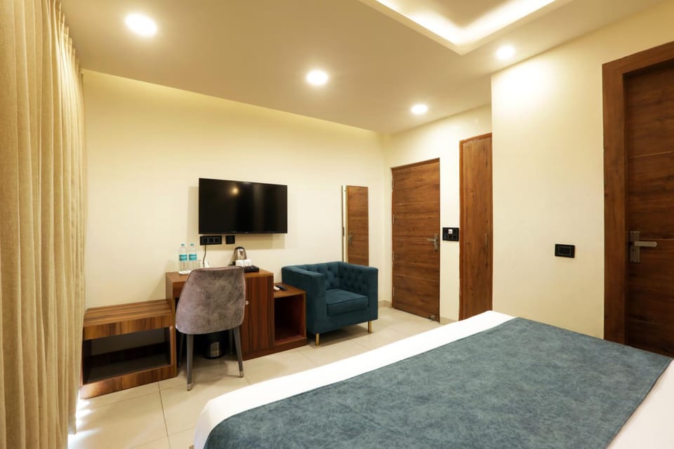 TV and multimedia, Living room, Photo of the whole room, Seating area, Bedroom