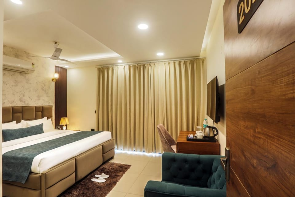 Bed, TV and multimedia, Bedroom, air conditioner
