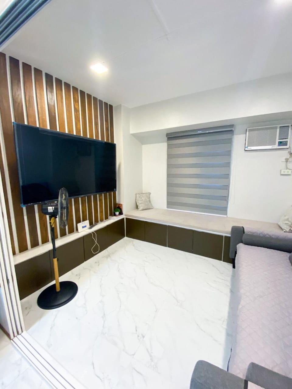 Communal lounge/ TV room, Bed, TV and multimedia, Living room, Photo of the whole room, Seating area, Evening entertainment, Bedroom