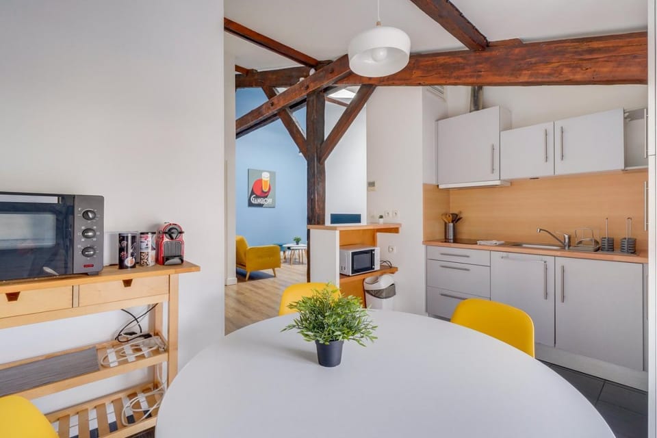 Kitchen or kitchenette, Dining area
