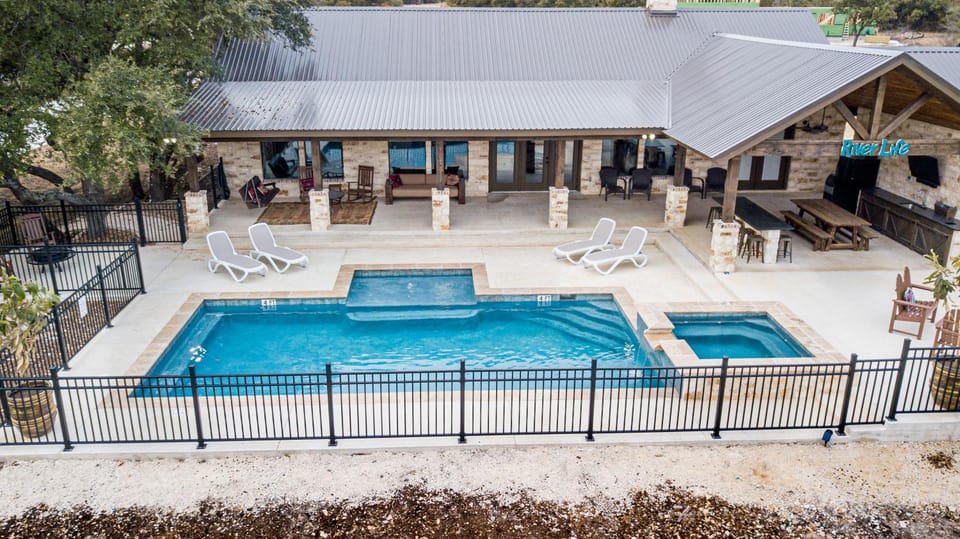 Laguna Vista House in Concan