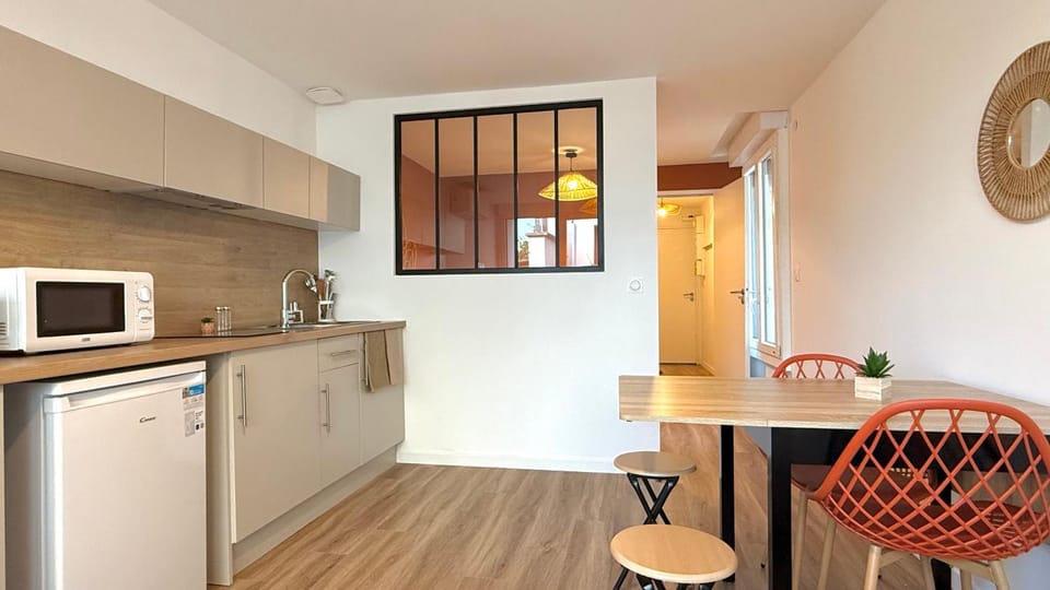 TV and multimedia, Coffee/tea facilities, Kitchen or kitchenette, Living room, Dining area, heating, internet, microwave, stove, air conditioner