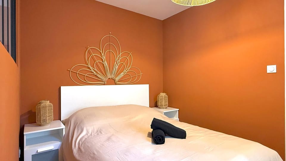 Bed, Photo of the whole room, Bedroom, internet, towels