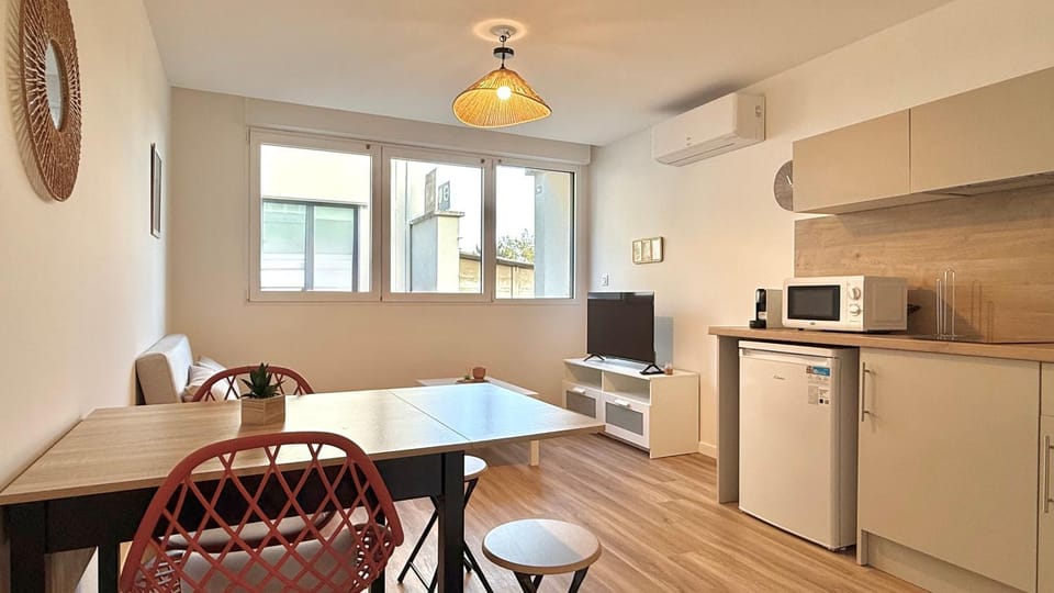 TV and multimedia, Coffee/tea facilities, Kitchen or kitchenette, Dining area, heating, internet, microwave, oven, stove, kitchen, air conditioner