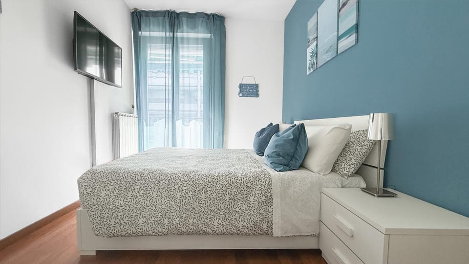 Bed, TV and multimedia, Photo of the whole room, Bedroom