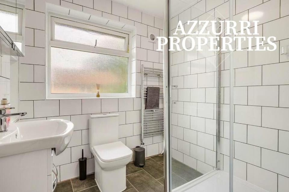 Monthly Stays at Grantham Road By Azzurri Properties Short Lets & Serviced Accommodation Newham, Sleeps up to 6 with Free Parking Apartment in Ilford