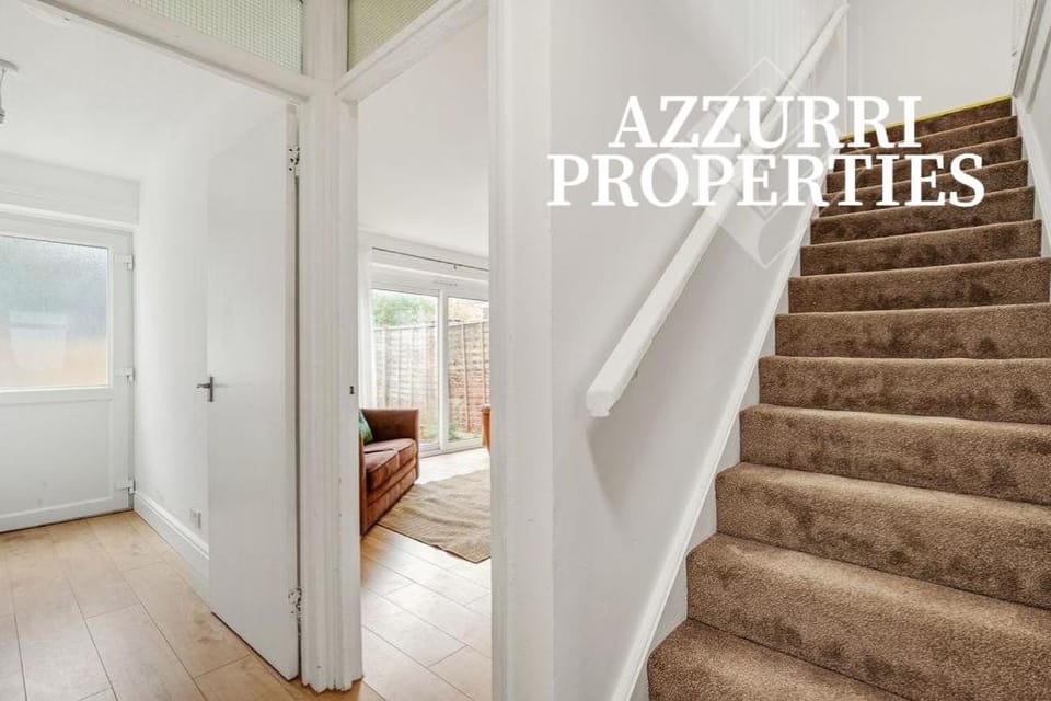 Monthly Stays at Grantham Road By Azzurri Properties Short Lets & Serviced Accommodation Newham, Sleeps up to 6 with Free Parking Apartment in Ilford