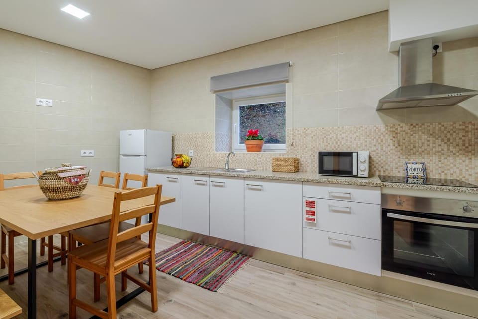 Coffee/tea facilities, Kitchen or kitchenette, Dining area, oven, stove, toaster