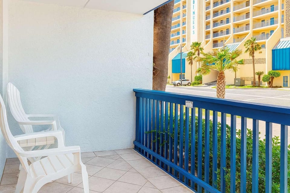 Comfy Updated Beachside Getaway Apartment in South Padre Island