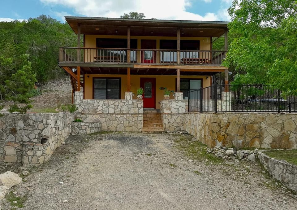 Mountain Ridge House in Concan