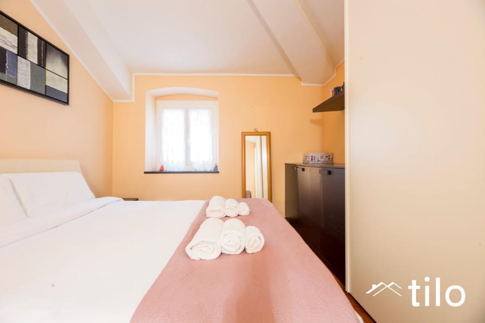 Bed, Bedroom, towels