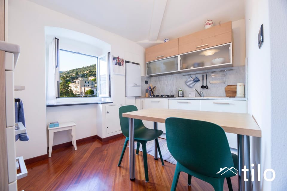 Kitchen or kitchenette, Dining area, stove