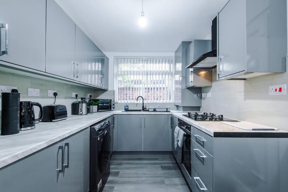 Newly Refurbished 2 Bed House With Free Parking & 15 Mins to Manchester Centre by Kammili Properties House in Manchester