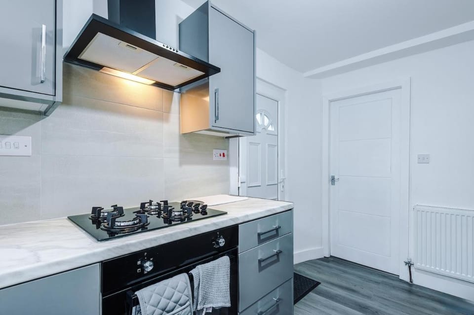 Newly Refurbished 2 Bed House With Free Parking & 15 Mins to Manchester Centre by Kammili Properties House in Manchester