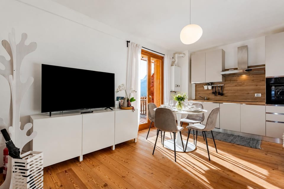 Living room, Seating area, Dining area, Lunch