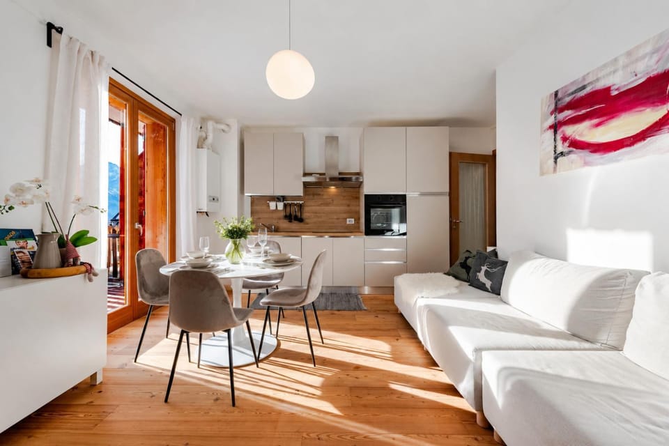 Living room, Seating area, Dining area, Lunch