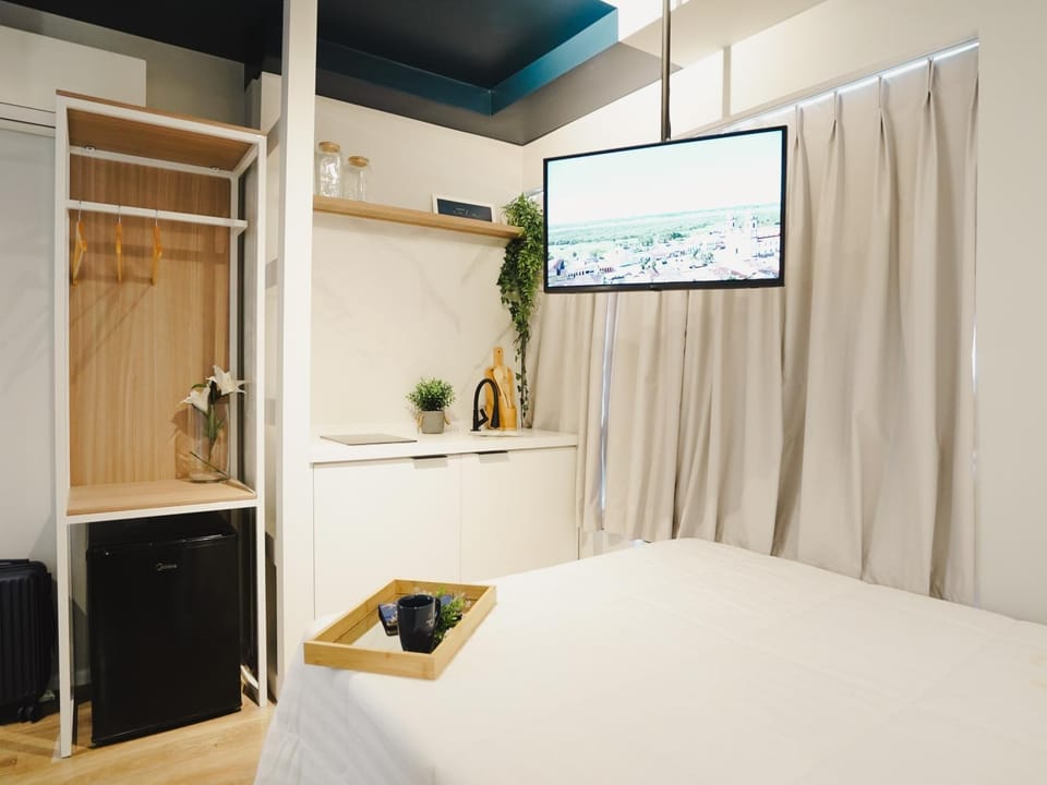 Bed, TV and multimedia, Photo of the whole room, Bedroom, wardrobe