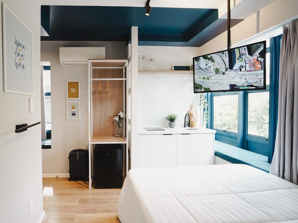 Bed, TV and multimedia, Kitchen or kitchenette, Photo of the whole room, Bedroom
