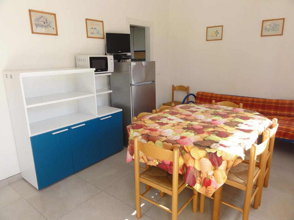 Communal lounge/ TV room, TV and multimedia, Living room, Decorative detail, Dining area