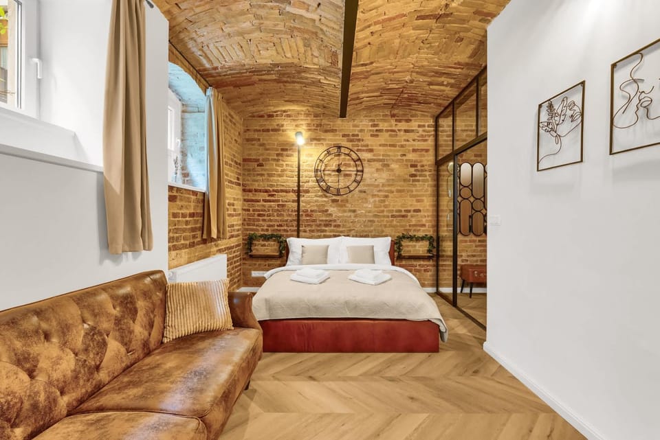 Bed, Living room, Photo of the whole room, Seating area, Bedroom