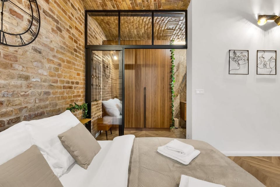 Bed, Living room, Bedroom, towels