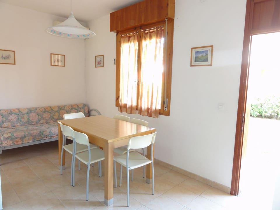 Living room, Decorative detail, Dining area
