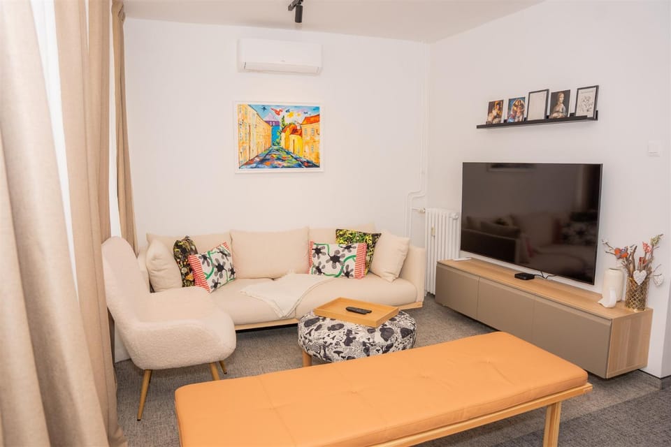 TV and multimedia, Living room, Seating area, Evening entertainment